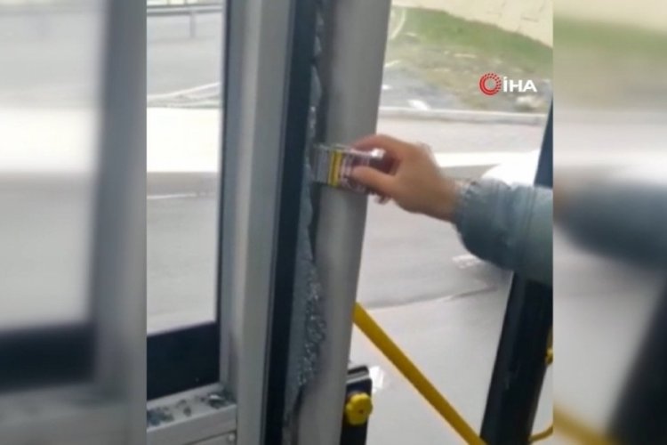 İstanbul'da kasisten ge&ccedil;en İETT otob&uuml;s&uuml;n&uuml;n camı patladı