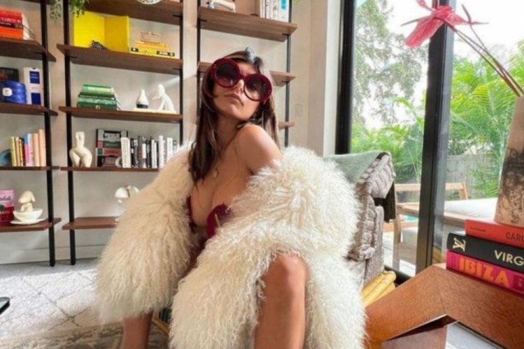 Film yıldızı Mia Khalifa &ccedil;ırıl&ccedil;ıplak bedenini Picasso tablosuyla &ouml;rtt&uuml;