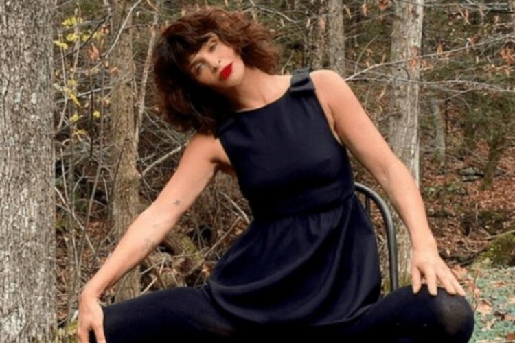 Helena Christensen'den bah&ccedil;e pozu