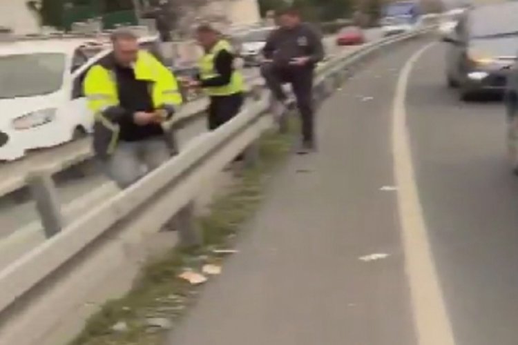 İstanbul'da moto kuryenin taşıdığı binlerce euro yola sa&ccedil;ıldı