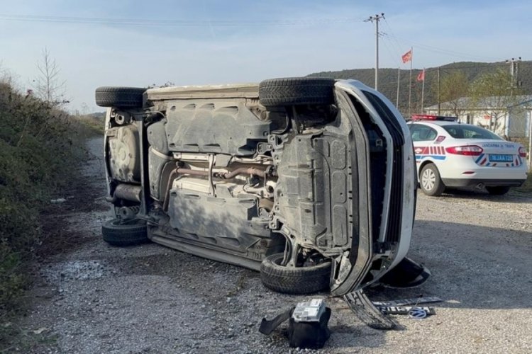 Bursa İznik'te otomobil şarampole u&ccedil;tu: 2 yaralı