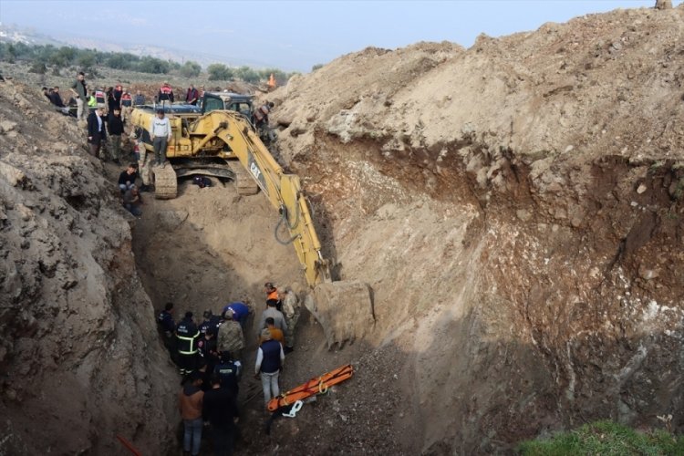 Kilis'te g&ouml;&ccedil;&uuml;k altında kalan 2 iş&ccedil;i hayatını kaybetti