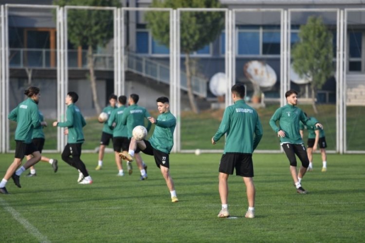 Bursaspor akşam antrenmanı ile hazırlıklarını s&uuml;rd&uuml;rd&uuml;