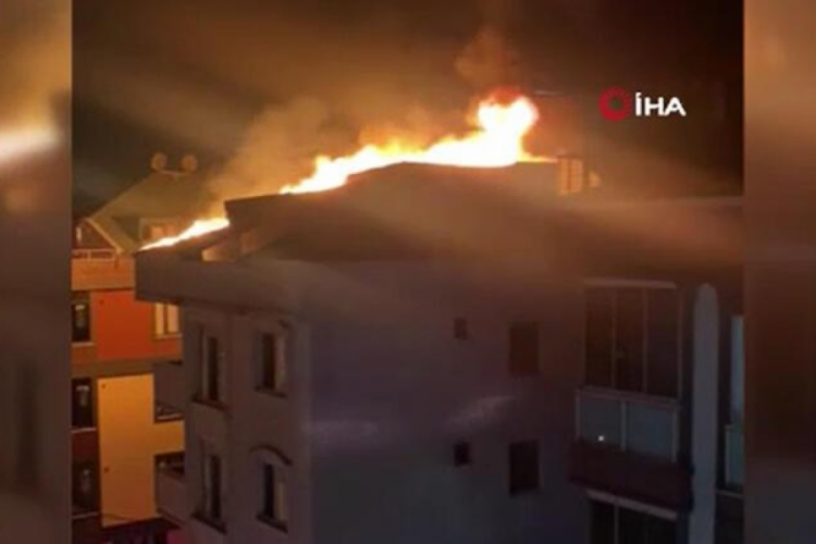 İstanbul'da metruk binada yangın &ccedil;ıktı! Mahalleli isyan etti
