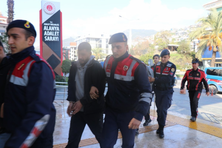 Antalya'da uyuşturucu operasyonu: 7 ş&uuml;pheliden 2'si tutuklandı