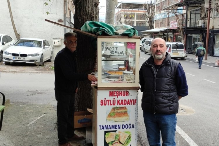 Bursa'da 40 yıldır aynı yerde seyyar tezgah a&ccedil;ıyor