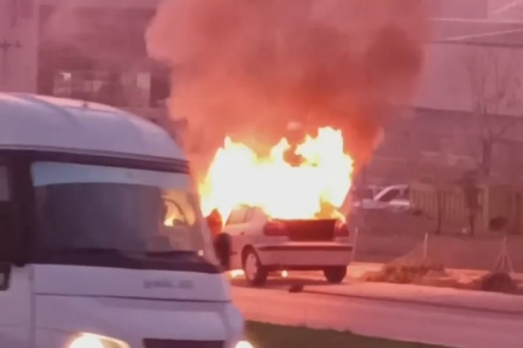 Bursa'da otomobil alev alev yandı