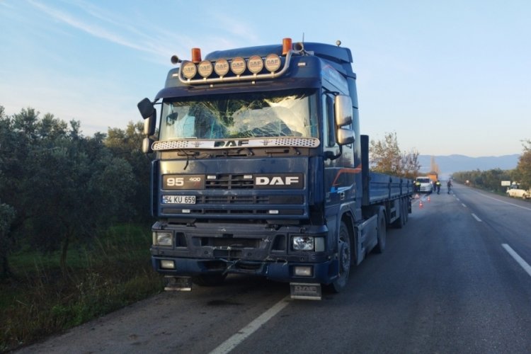 Bursa'da tırın &ccedil;arptığı zeytin iş&ccedil;ilerini taşıyan minib&uuml;steki 1 kişi &ouml;ld&uuml;