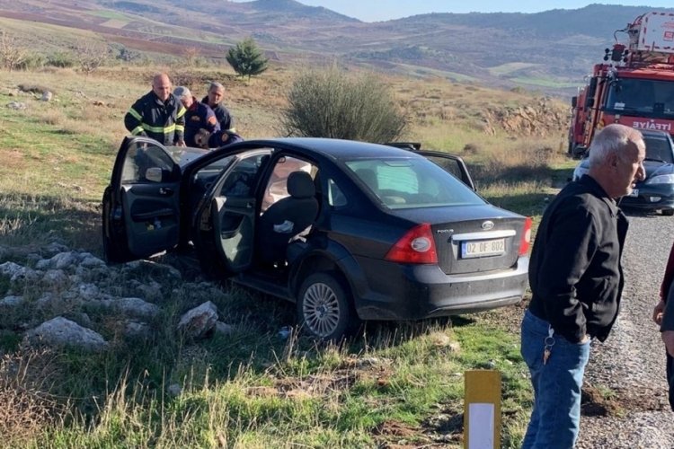 Gaziantep'te 2 otomobil kafa kafaya &ccedil;arpıştı: 3 yaralı
