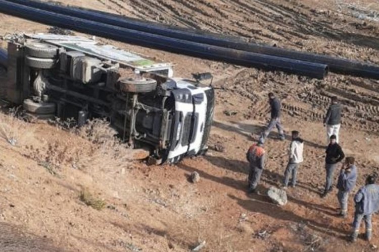 Ankara'da &ccedil;&ouml;p kamyonu devrildi: S&uuml;r&uuml;c&uuml;s&uuml; hayatını kaybetti