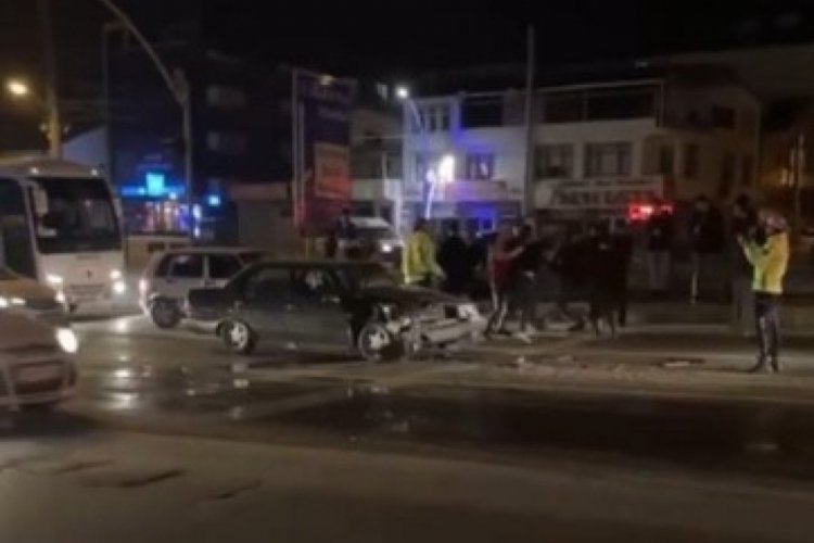 Kocaeli'nde kaza yerinde taraflar birbirlerine girdi: 4 yaralı