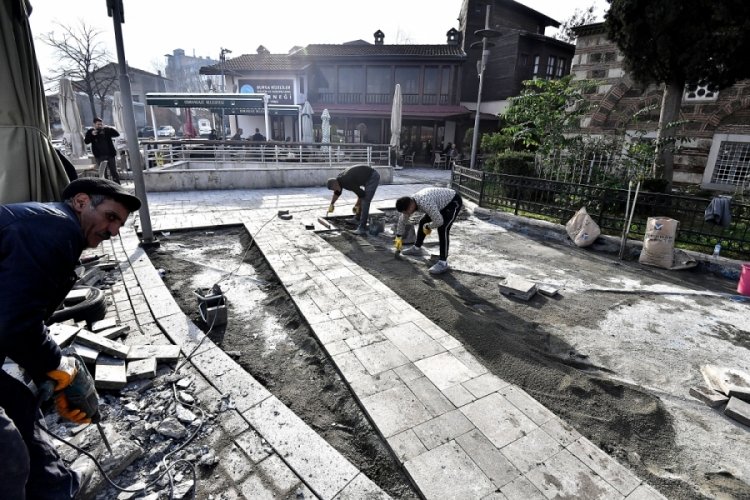 Bursa'da Abdal Camii &ccedil;evresinde zemin yenileniyor
