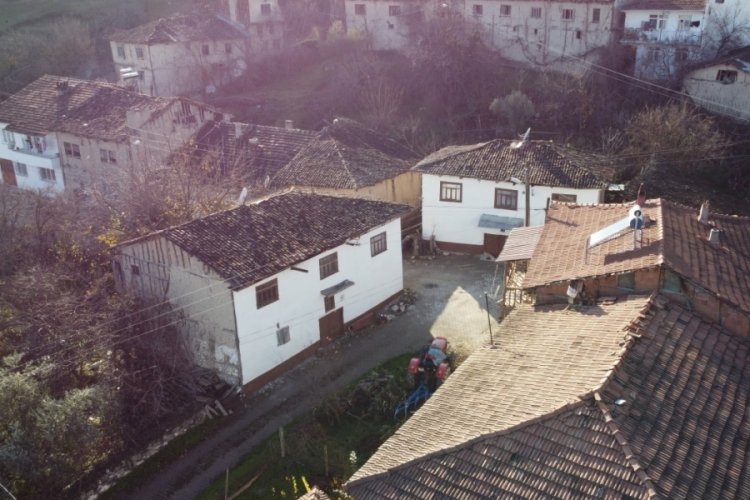 Bilecik'te fotoğraf&ccedil;ıların sık&ccedil;a ziyaret ettiği k&ouml;y beyaza boyandı