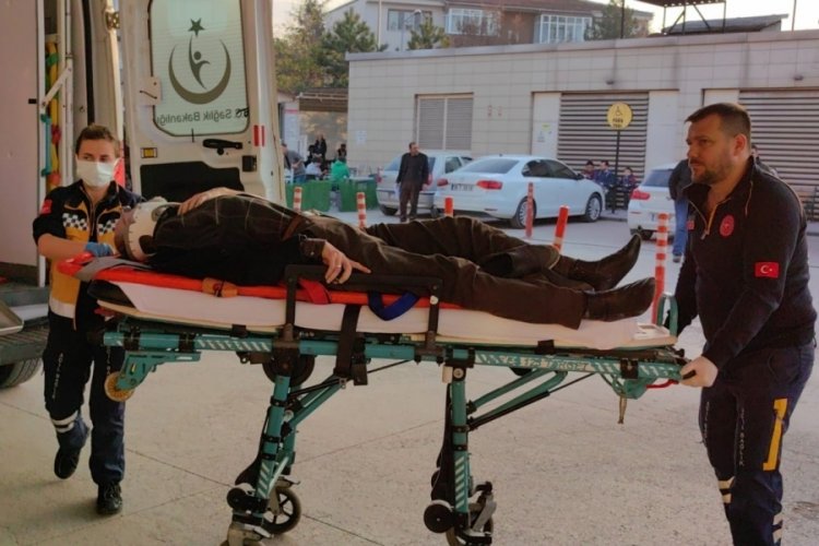 Bursa'da otomobil ile elektrikli bisiklet &ccedil;arpıştı: 2'si &ccedil;ocuk 5 yaralı