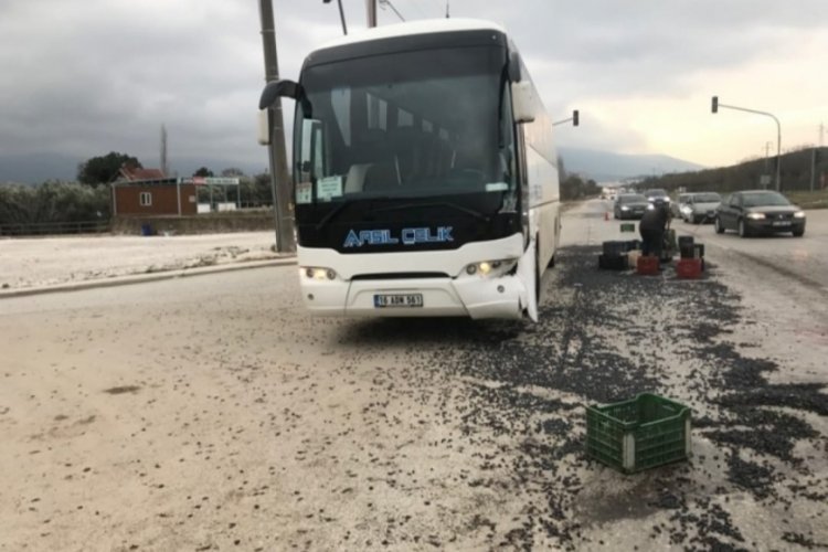 Bursa'da zeytin y&uuml;kl&uuml; kamyonet otob&uuml;s ile &ccedil;arpıştı! Zeytinler yola sa&ccedil;ıldı