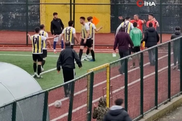Zonguldak'ta trib&uuml;nden sahaya inip gol&uuml; vermeyen hakeme saldırdı