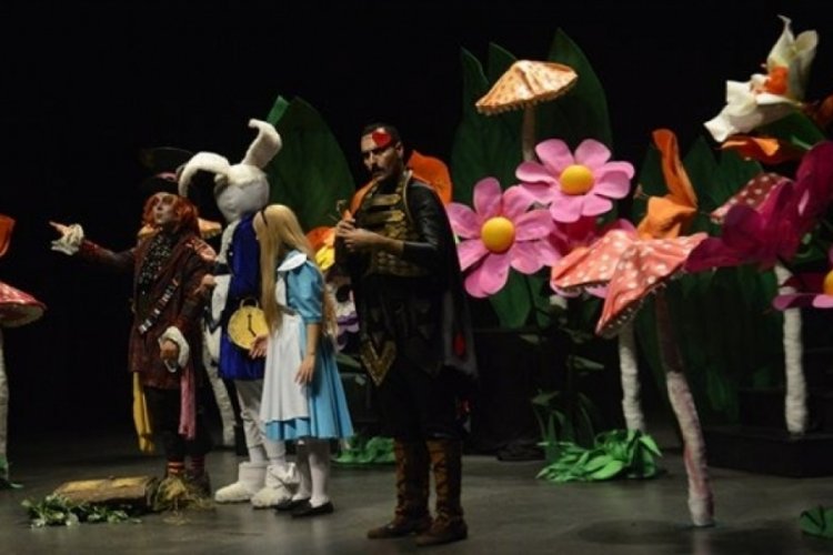 Bursa'da "Alice Harikalar Diyarında Harmoni Kitabı" sahnelendi