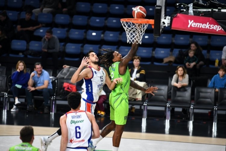 Anadolu Efes, konuk ettiği Tofaş'ı 84-76 yendi