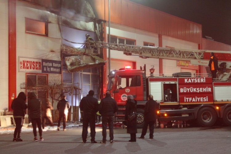 Kayseri'de mobilya imalathanesi yangında k&uuml;le d&ouml;nd&uuml;
