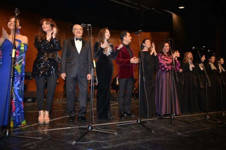 Bursa'da yılın son konserinde g&ouml;n&uuml;lleri fethettiler