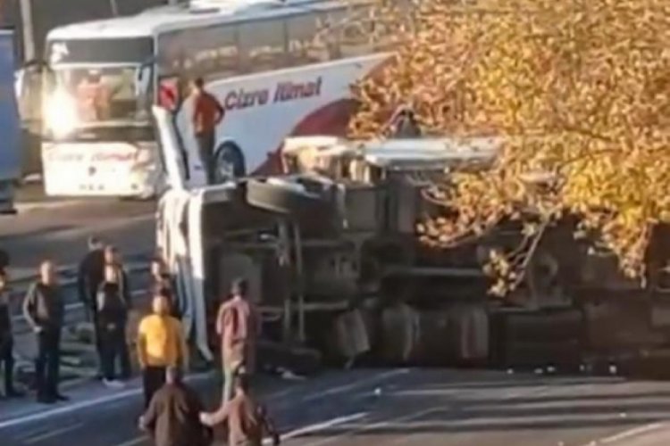 Mardin'de tır &ouml;nce &ccedil;ocuğa &ccedil;arptı ardından yan yattı: 1 &ouml;l&uuml;, 1 yaralı