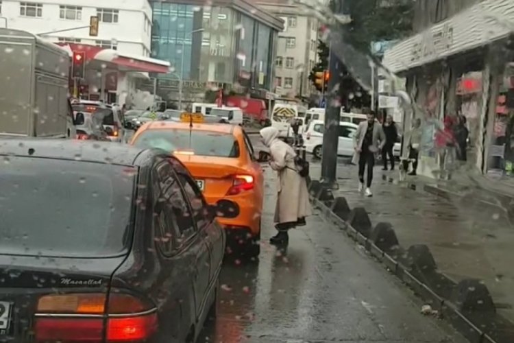 İstanbul Bağcılar'da m&uuml;şteri se&ccedil;en taksici b&ouml;yle g&ouml;r&uuml;nt&uuml;lendi