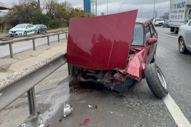 Kocaeli'de otomobil bariyere &ccedil;arptı