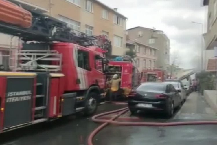 İstanbul'daki inşaat alanında &ccedil;ıkan yangına m&uuml;dahale s&uuml;r&uuml;yor