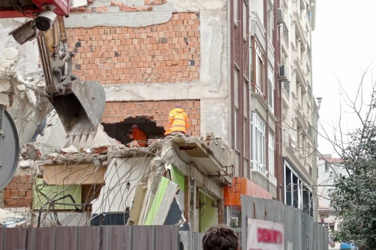 İstanbul'da bina yıkımı sırasında kep&ccedil;e bitişikteki binanın duvarını yıktı