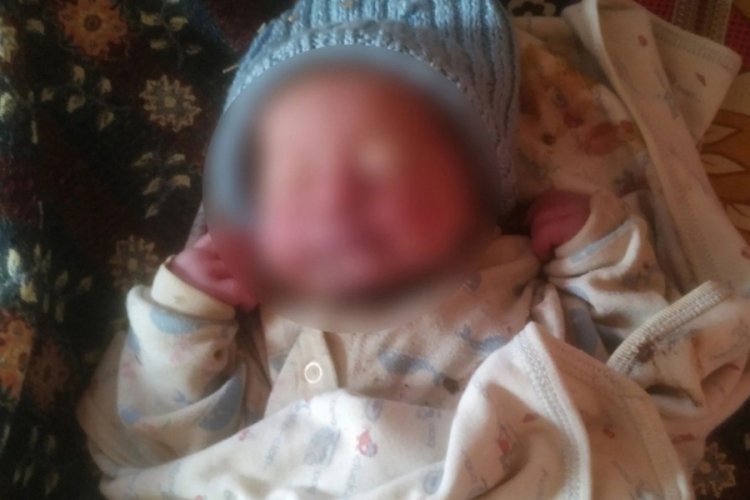 Burdur da akılalmaz olay! Kapıyı a&ccedil;ınca kordon bağı kesilmemiş bebekle karşılaştı