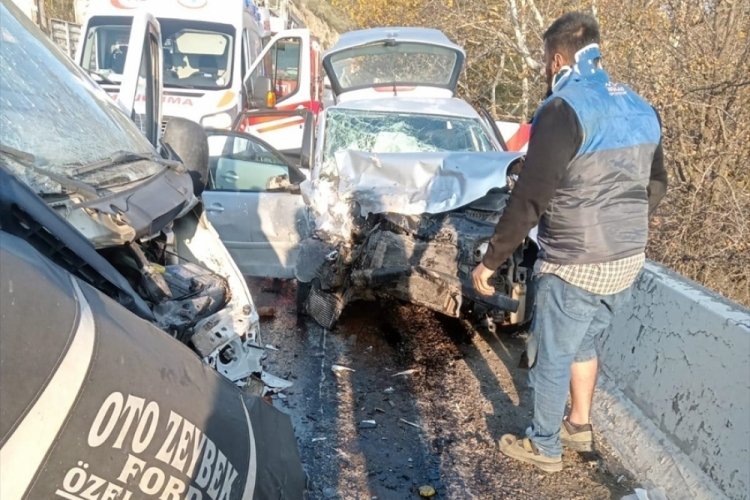 İzmir'de minib&uuml;s ile otomobilin &ccedil;arpıştığı kazada 9 kişi yaralandı
