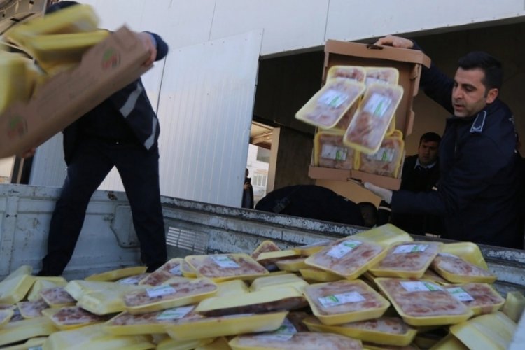 Şanlıurfa'da tonlarca tarihi ge&ccedil;miş tavuk eti ele ge&ccedil;irdi! Vatandaşa yedireceklerdi