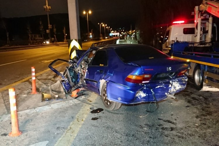 Ankara'da bariyerlere &ccedil;arpan otomobil hurdaya d&ouml;nd&uuml;