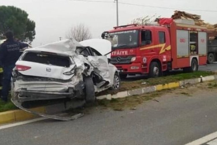 Denizli'de otomobil ref&uuml;je &ccedil;ıktı: 3 yaralı