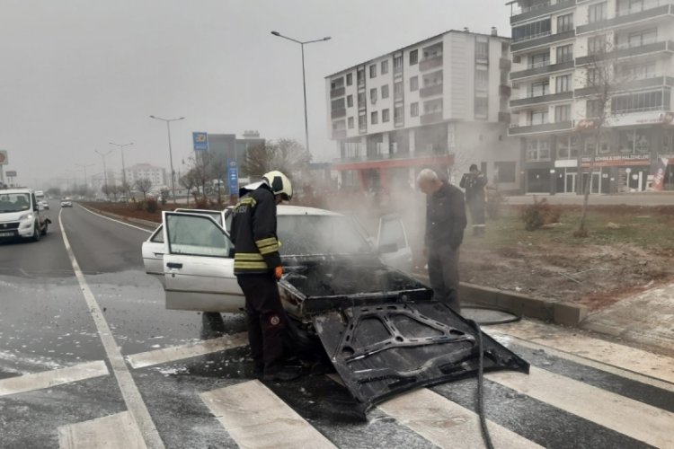 Bing&ouml;l'de bir anda alev alan otomobil kullanılamaz hale geldi
