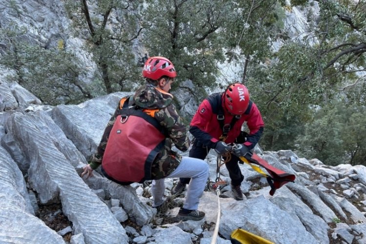 Dağda mahsur kalan 4 Rus turist helikopterle kurtarıldı