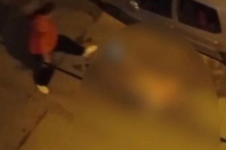 İstanbul'da bir anne oğluna tecav&uuml;z girişiminde bulunan adamı darp etti