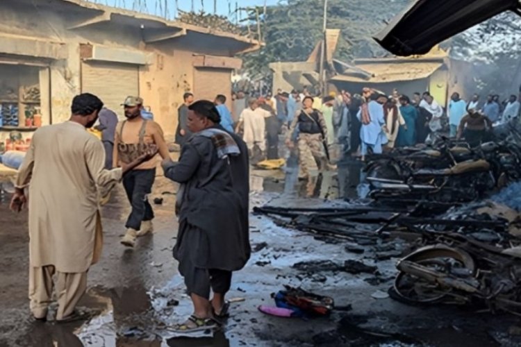 Pakistan'da t&uuml;p patladı: 12 &ouml;l&uuml; 13 yaralı