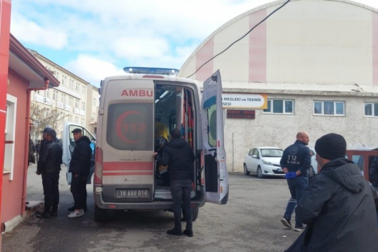 Lise &ouml;ğrencisi okul &ouml;n&uuml;nde bı&ccedil;aklandı