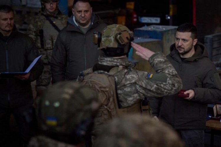 Zelenskiy, Ukraynalı askerleri ziyaret etti