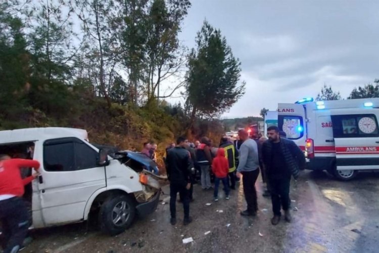 Osmaniye'de kamyonet ile minib&uuml;s kafa kafaya &ccedil;arpıştı: 3 yaralı