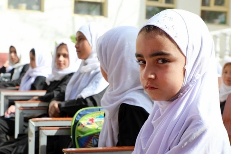 Afganistan'daki kız &ouml;ğrencilerin, lise ve &uuml;niversiteye gitmeleri resmi olarak yasaklandı