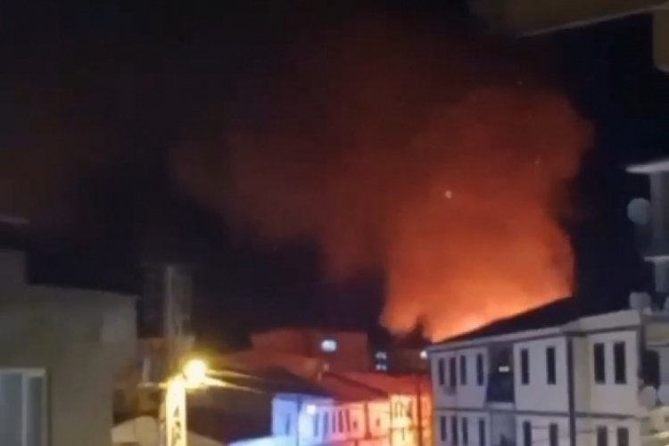 Bursa'da 3 katlı metruk binada &ccedil;ıkan yangın geceyi aydınlattı