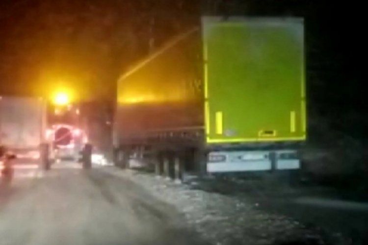 Sivas'ta kar aniden bastırdı, s&uuml;r&uuml;c&uuml;ler yolda kaldı...