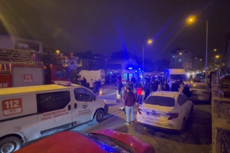 Iğdır'da minib&uuml;s ile kamyonet &ccedil;arpıştı: 13 yaralı