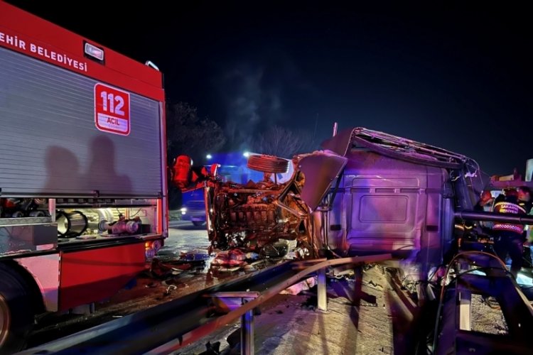 Anadolu otoyolunda devrilen tırda sıkışan s&uuml;r&uuml;c&uuml; hayatını kaybetti