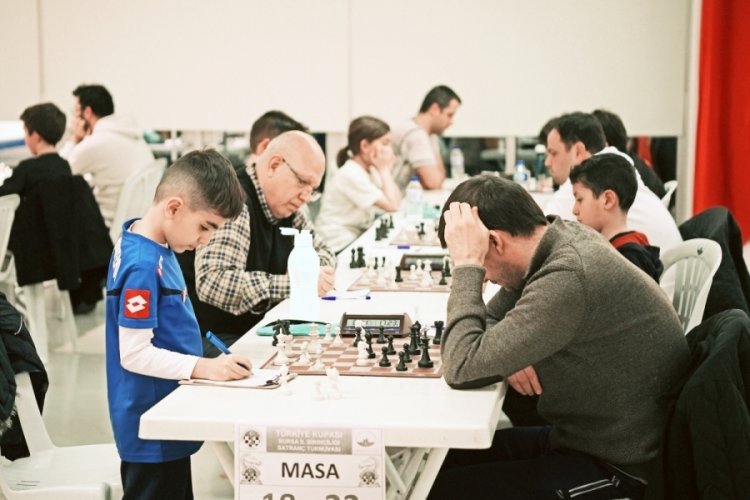 Bursa'da satran&ccedil; turnuvasında 7'den 70'e sporcular yarıştı