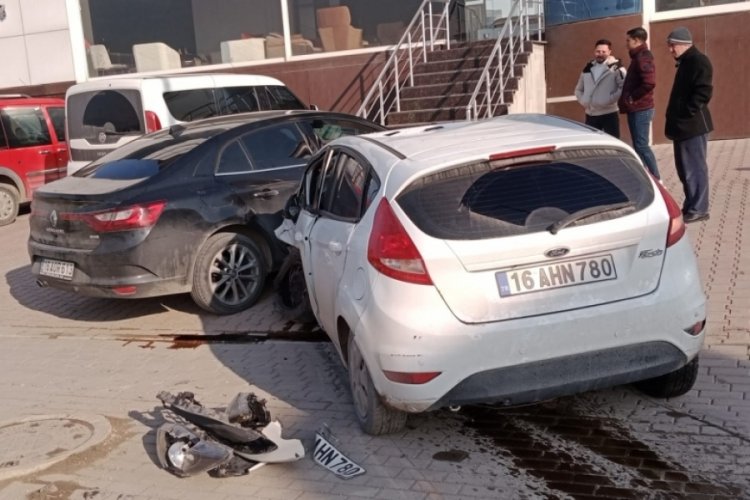 Bursa'da &ouml;nce direğe sonra park halindeki otomobile &ccedil;arptı