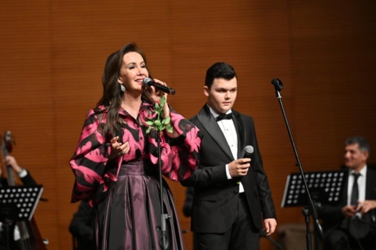 Bursa Zeki M&uuml;ren GSL duayen sanat&ccedil;ılarla sahne aldı