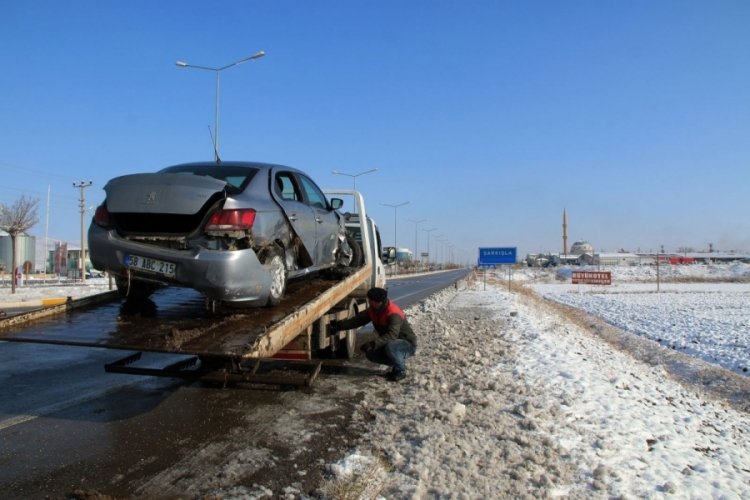 Buzlanma kazalara neden oldu: 1 &ouml;l&uuml; 1'i bebek 4 kişi yaralandı